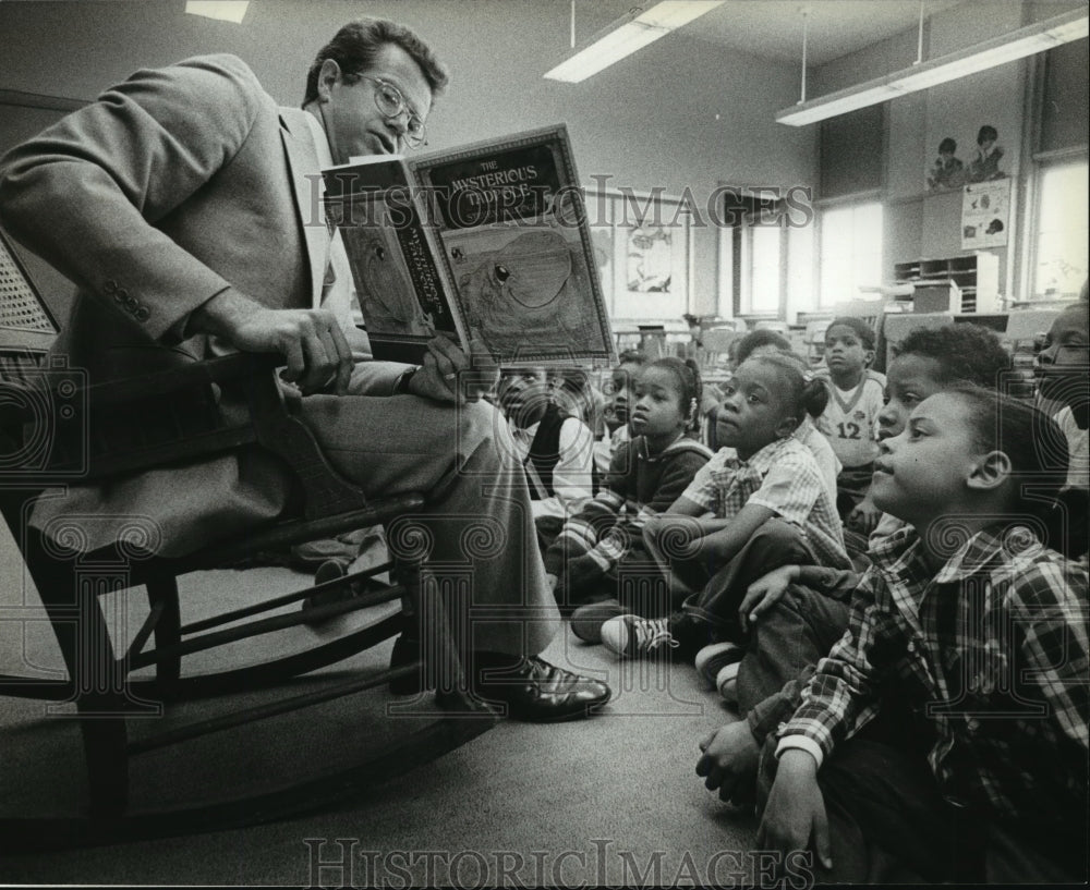 1983 Press Photo David Bennett, deputy superintendent of Milwaukee Public School- Historic Images