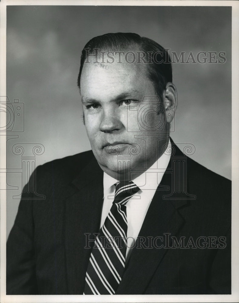 1975 Press Photo Gordon C. Behnke, Lakeside Bridge VP of sales - mja09203