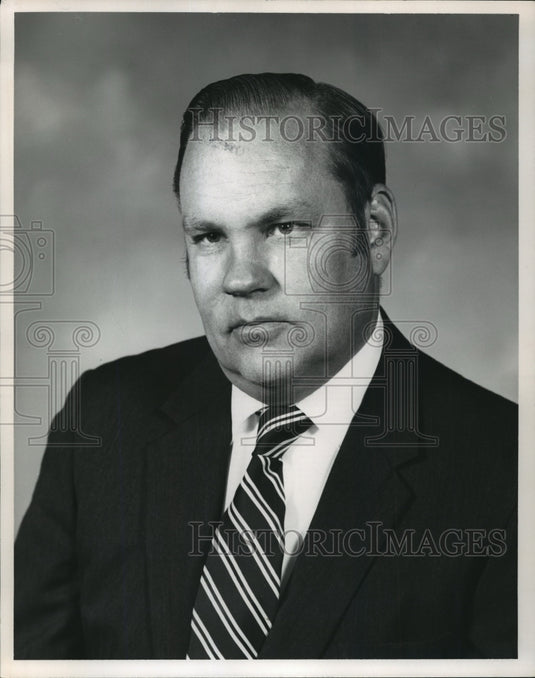 1975 Press Photo Gordon C. Behnke, Lakeside Bridge VP of sales - mja09203