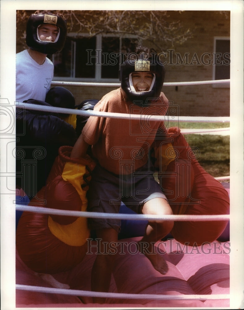 Load image into Gallery viewer, 1994 Press Photo Sophomore Julie Gottschalk runs away from freshman Chris Noll
