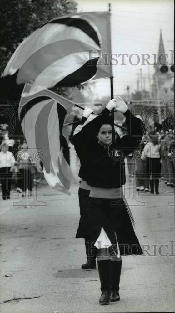 1994 Press Photo A color guard for the Sussex Hamilton High School band- Historic Images