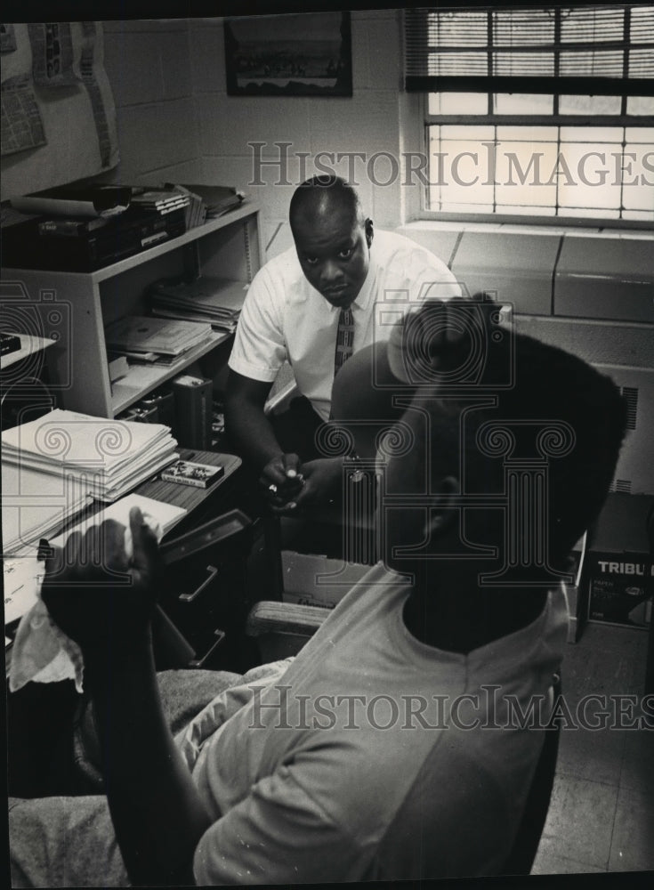 1992 Press Photo Good counsel Audrian Brown,staff supervisor at Ethan Allen Sch.- Historic Images