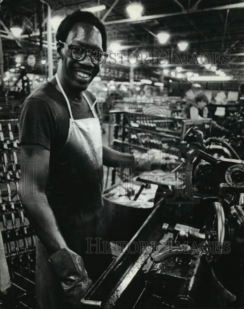 1981 Press Photo James Stanley took time to smile at Briggs &amp; Stratton- Historic Images