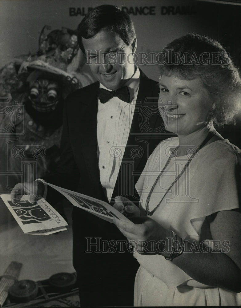 1989 Press Photo Stephen &amp; Nancy Brink at Mil Public Museaum&#39;s gala Mask Ball - Historic Images