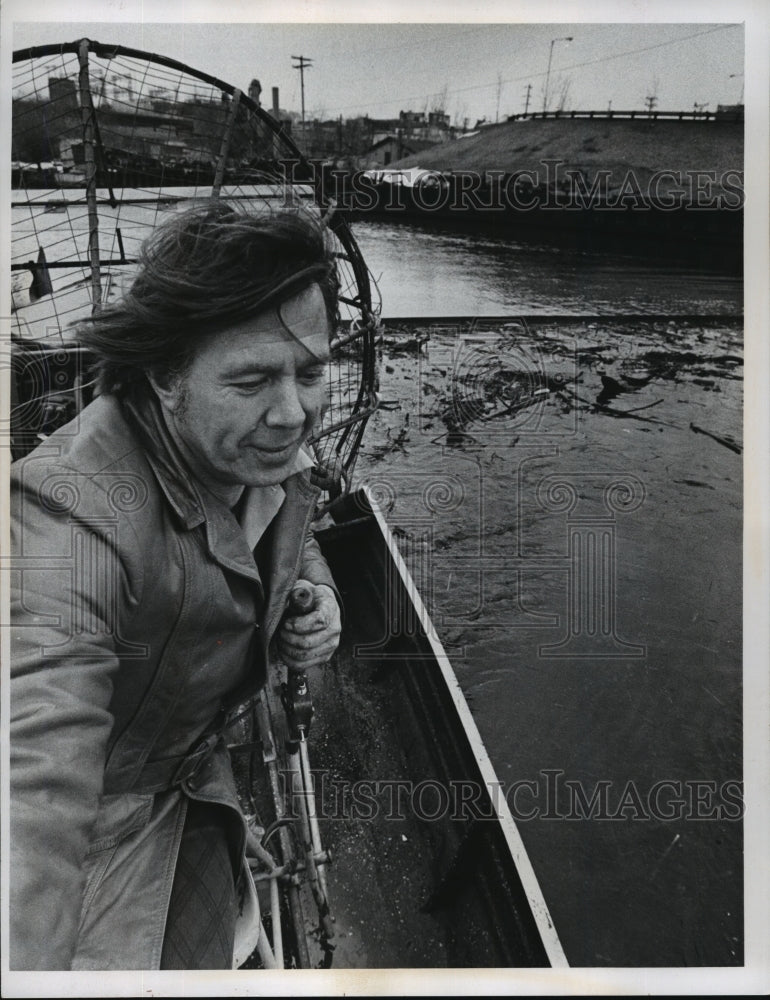 1974 Press Photo Chemex Corp. Pres. Phillip Brinkman at cleanup operations