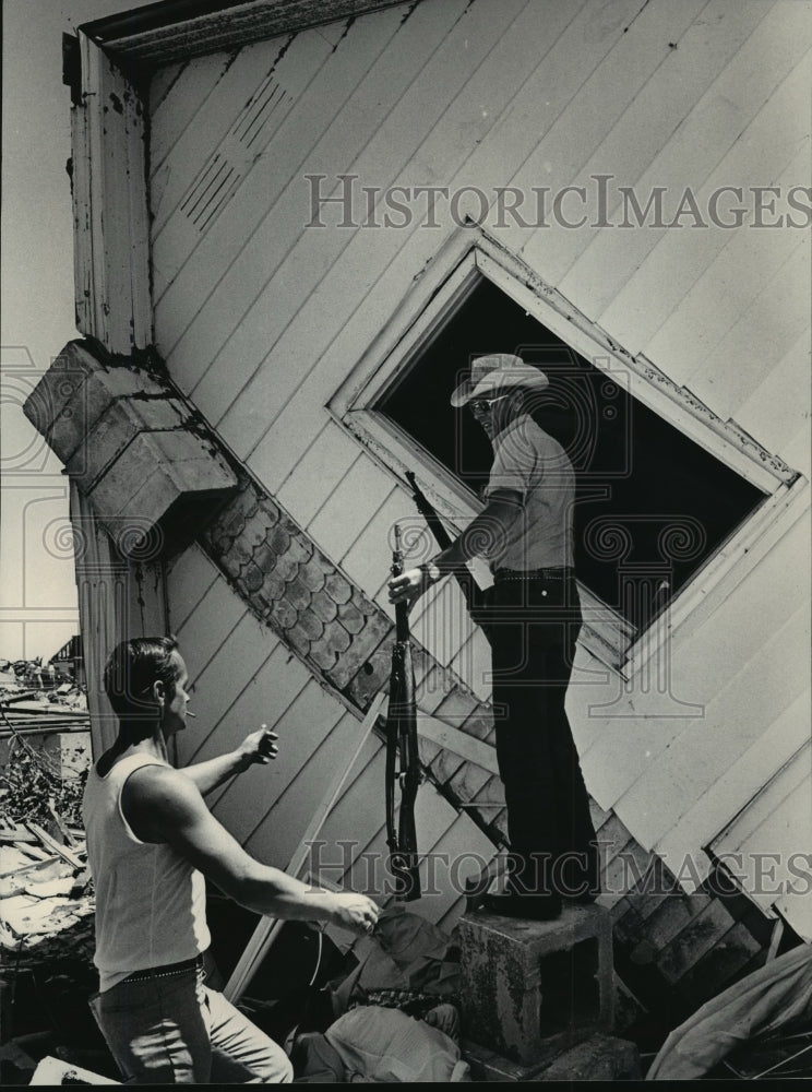 1984 Press Photo Dale Buskee, takes guns from his demolished house in Barneveld- Historic Images