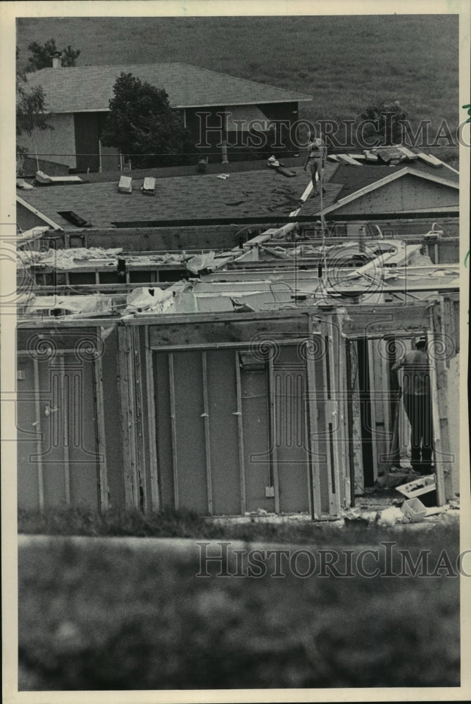 1984 Press Photo Workmen are rebuilding and salvaging what they can in Barneveld- Historic Images