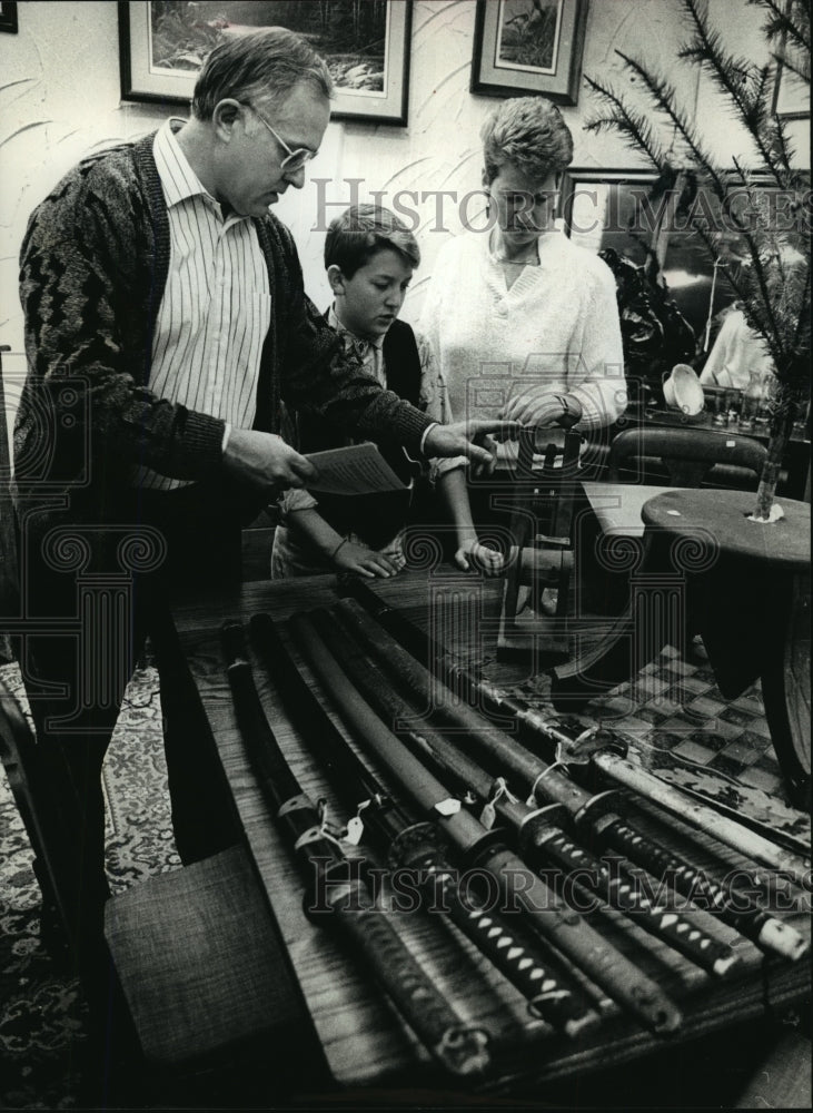 1989 Press Photo Carl &amp; Lynne Seitz and son Adam at annual Christmas auctions- Historic Images