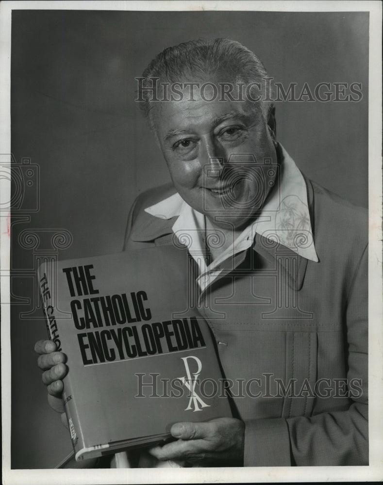 1976 Press PhotoRobert Broderick and his Catholic Encyclopedia, released in 1976- Historic Images