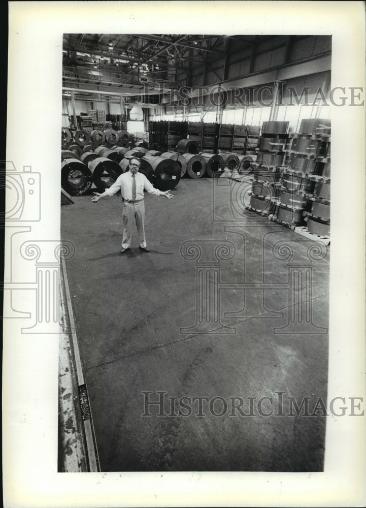 1982 Press Photo Briggs &amp; Stratton employee Charles Loose - mja09584- Historic Images