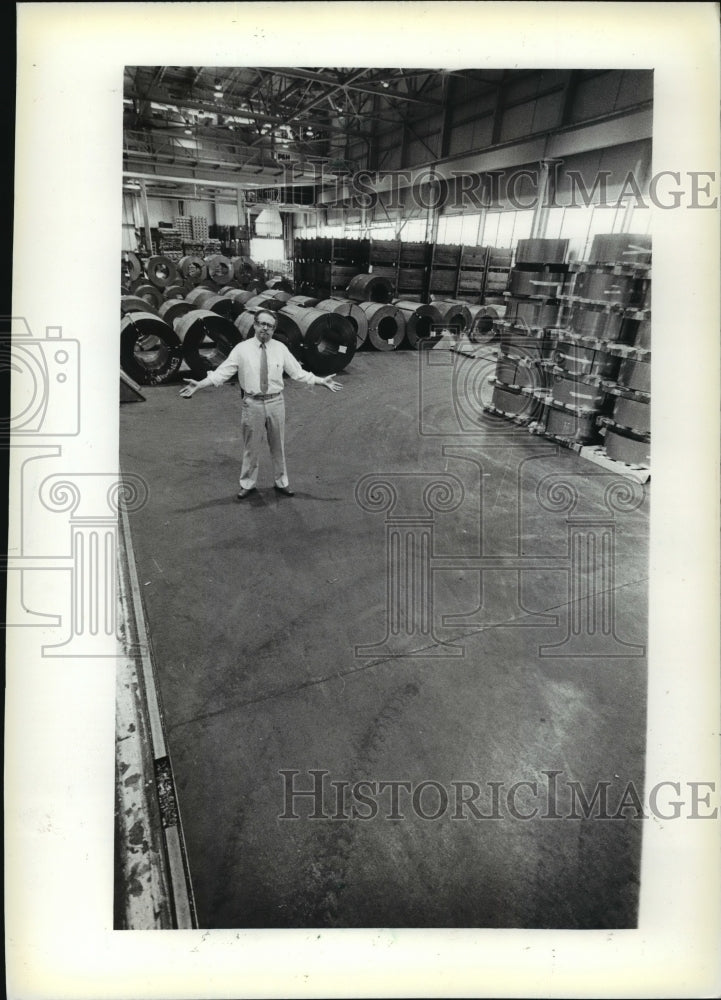 1982 Press Photo Briggs & Stratton employee Charles Loose - mja09584- Historic Images