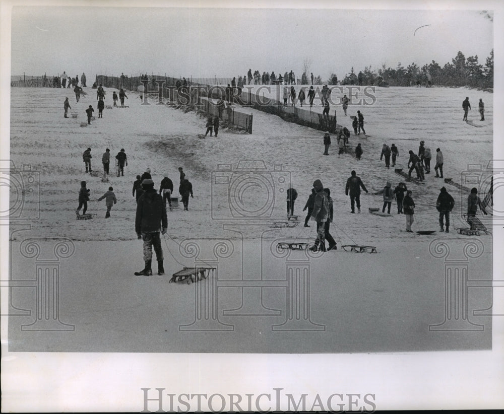 1963 Press Photo Sleds, toboggans and snow produced this winter scene - Historic Images