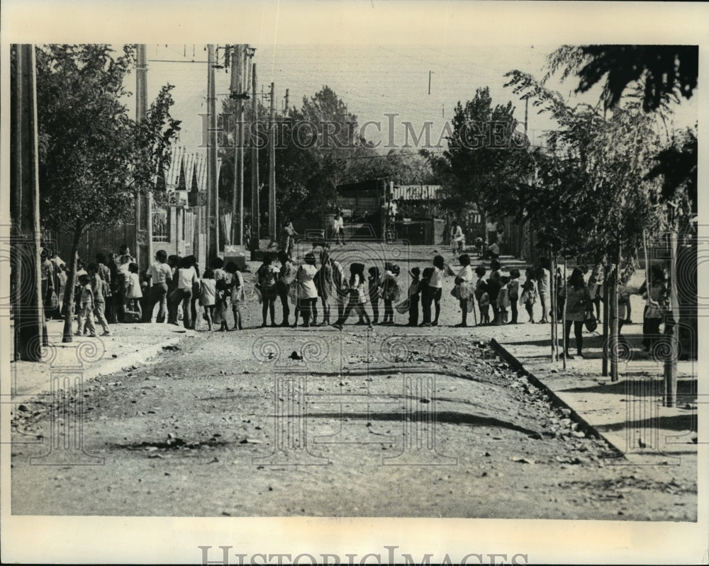 1973 Press Photo Long lines of Chileans stands in line to buy food in Santiago- Historic Images