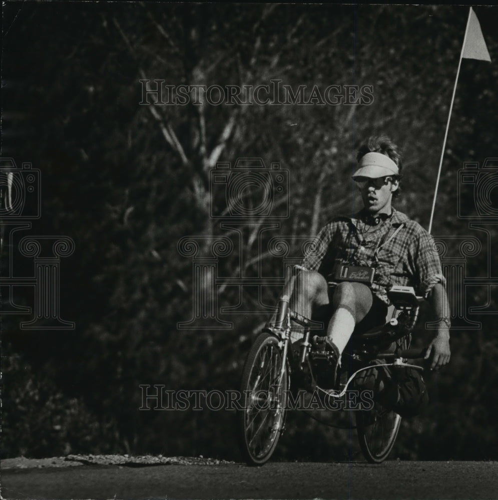 1982 Press Photo Steve Martin aboard specially designed bicycle Reclining Cycle