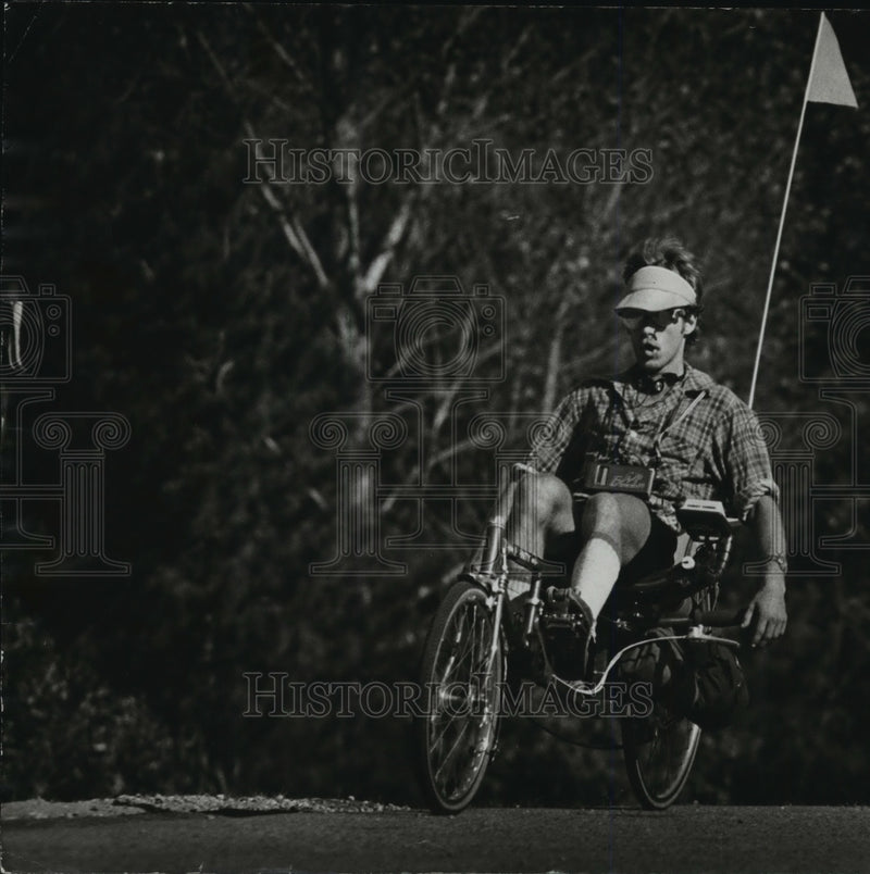 Load image into Gallery viewer, 1982 Press Photo Steve Martin aboard specially designed bicycle Reclining Cycle
