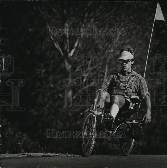 1982 Press Photo Steve Martin aboard specially designed bicycle Reclining Cycle