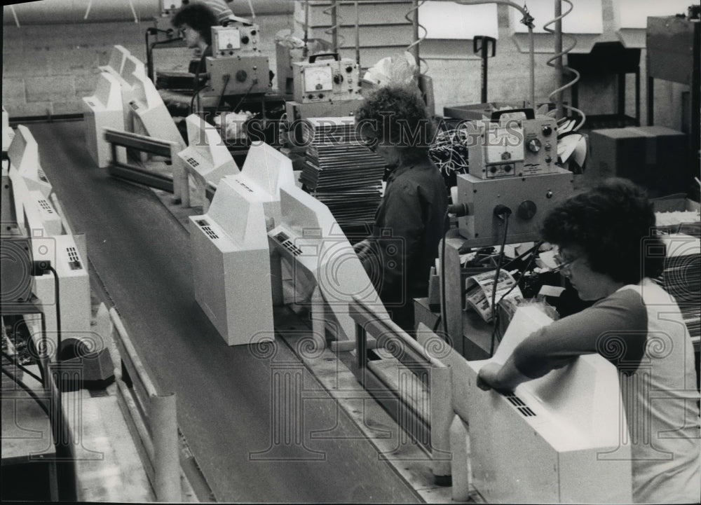 1988 Press Photo Assemblers at Broan Manufacturing Co. Inc.- Historic Images