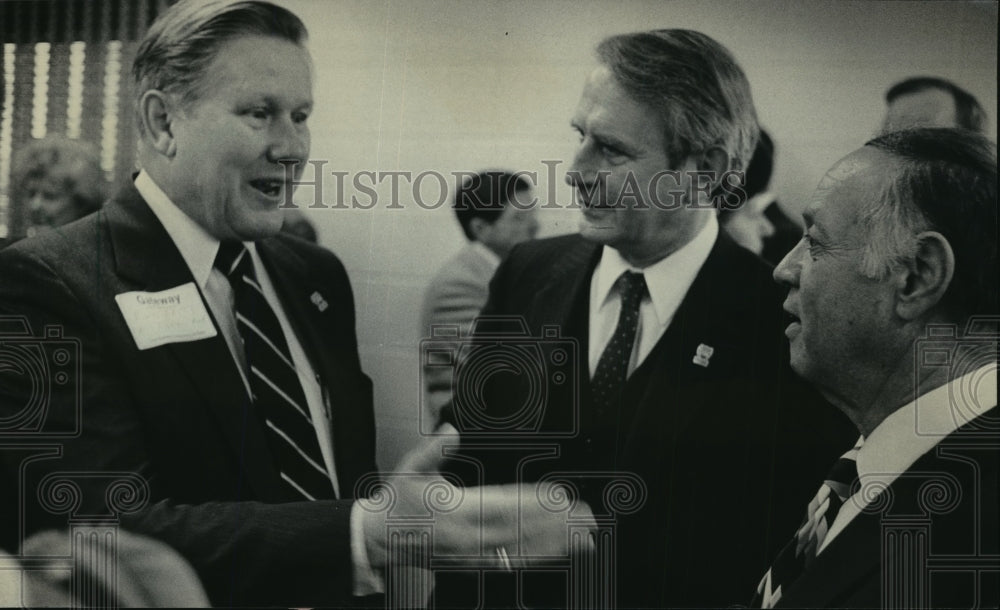 1985 Press Photo Gov Anthony Earl talks with Russell W Britt &amp;  Frank M Falduto- Historic Images