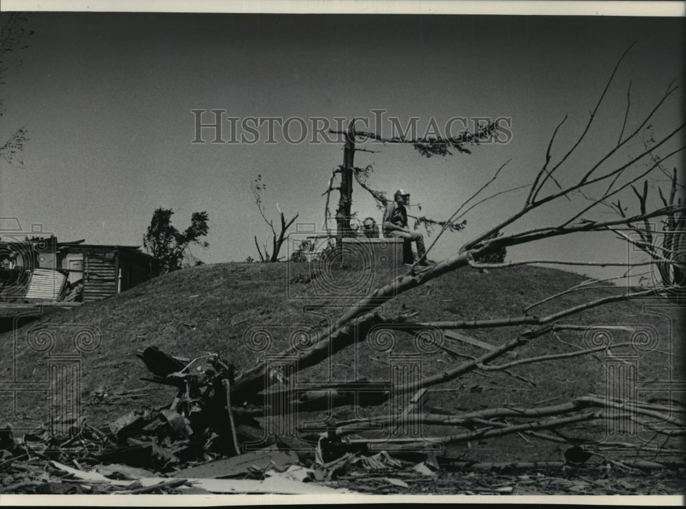 1984 Press Photo Fred Bendorf looking for friends at Bornevell, Wisconsin- Historic Images