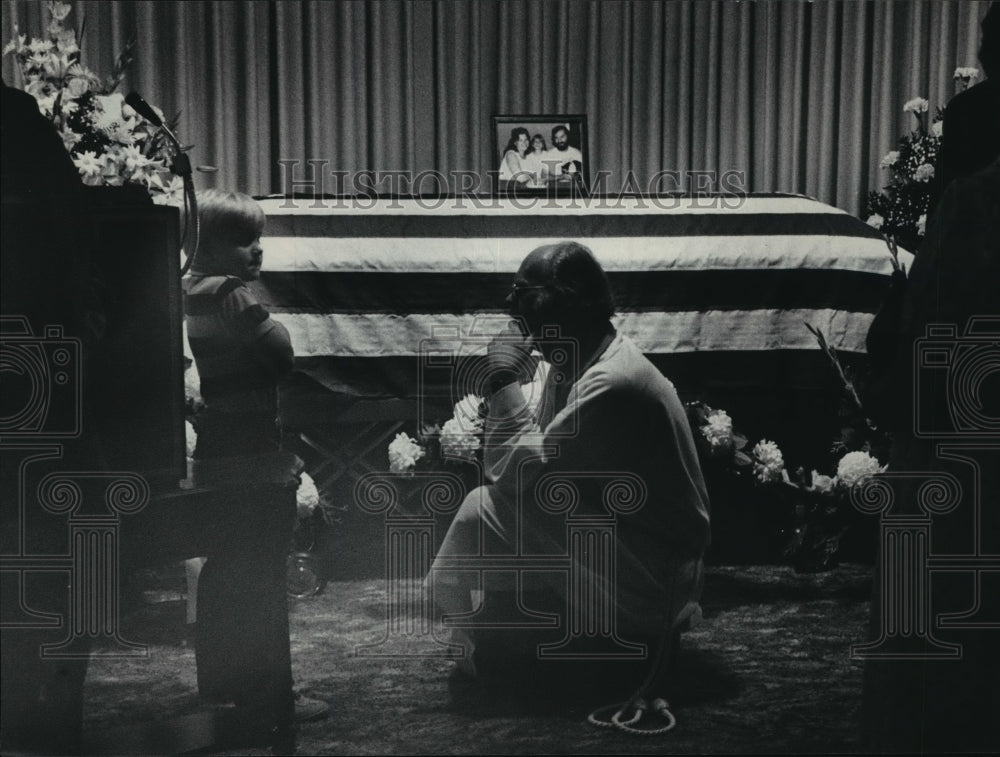 1984 Press Photo A young boy was comforted by the Rev. Robert Twiton- Historic Images