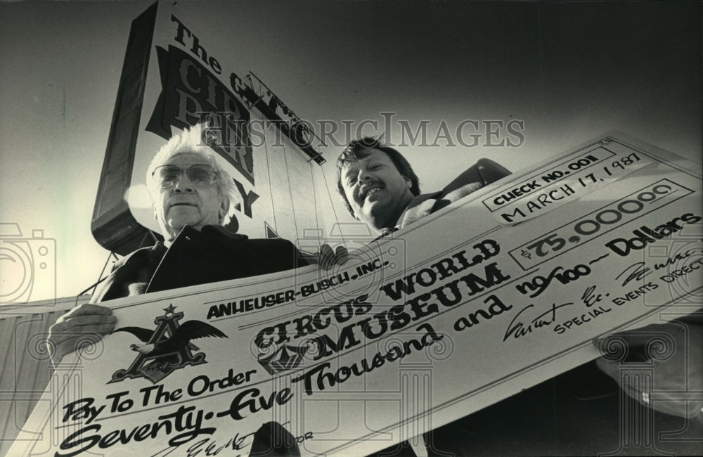 1987 Press Photo Ben Baarkin got a big check from Gregory Kubitz- Historic Images