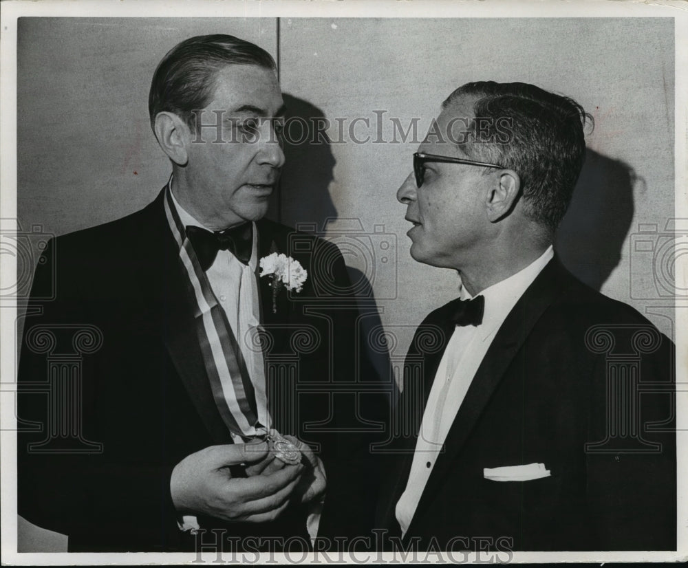 1966 Press Photo Ben Barkin talked to Leo Cherne at the Pfister hotel- Historic Images
