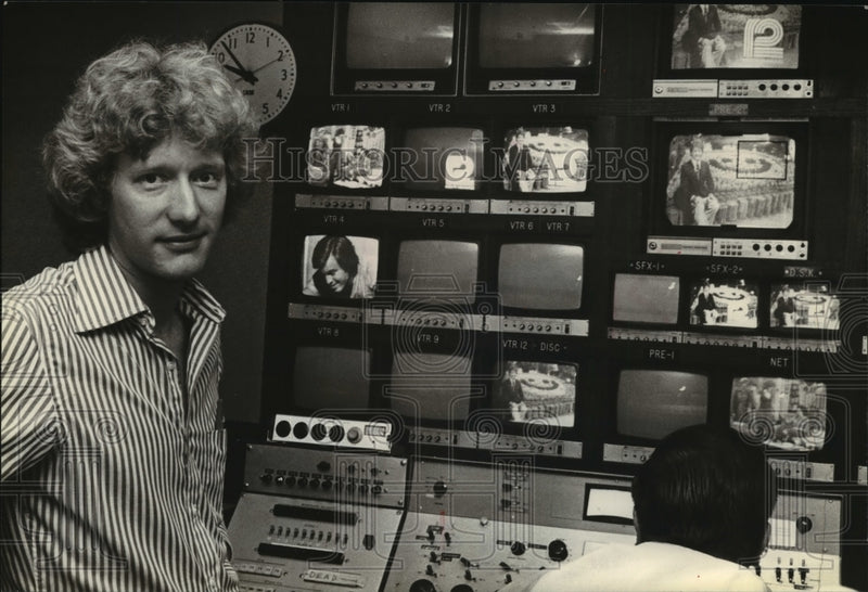 Load image into Gallery viewer, 1979 Press Photo Peter Barnes in a Channel 12 control room - mja09856
