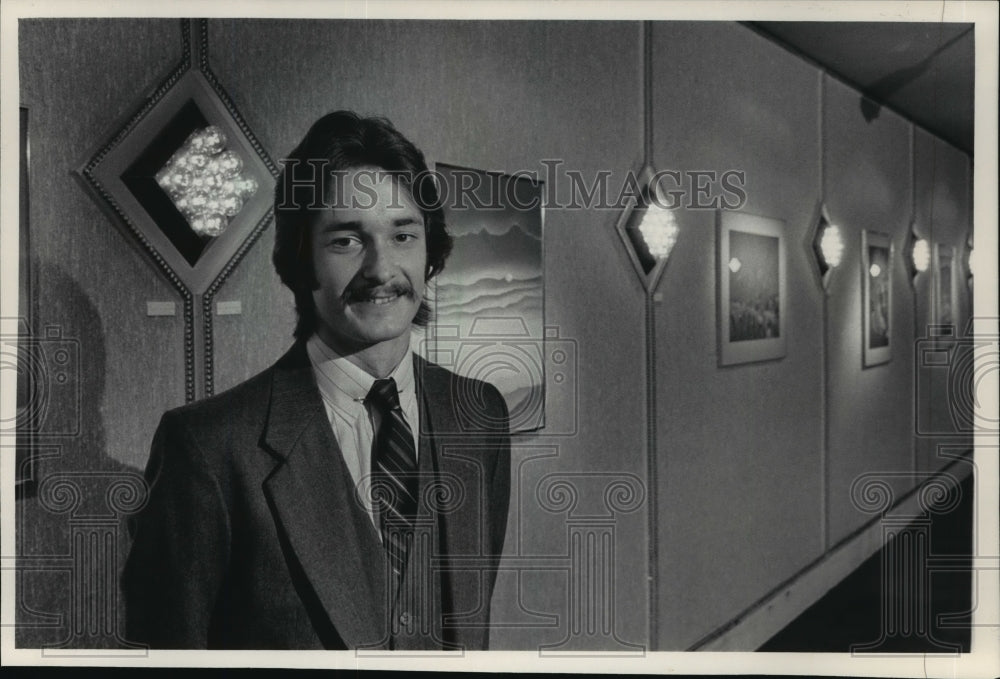 1983 Press Photo Mark Barnes, theater manager of the PAC- Historic Images