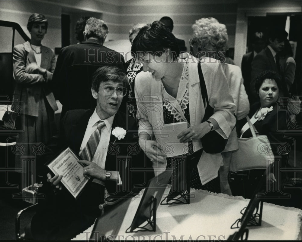 1988 Press Photo William Stadler showed his diploma to his wife, Jeanne- Historic Images