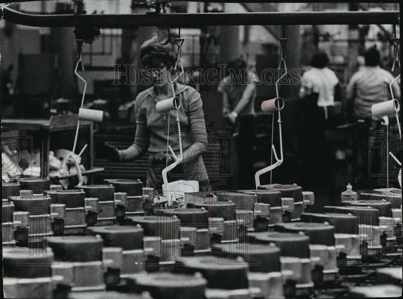 Load image into Gallery viewer, 1973 Press Photo A B&amp;S assembly line: is the company ready for a fight?
