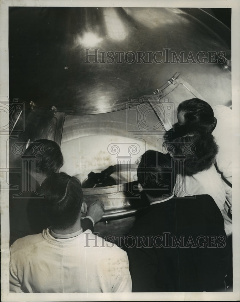 1952 Press Photo A group of students looks through the &quot;exposition window&quot;- Historic Images