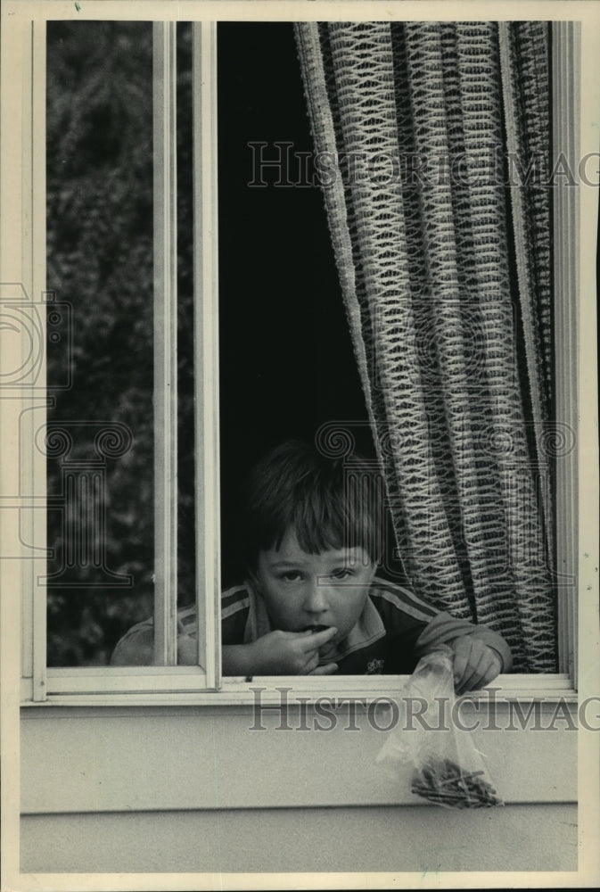 1984 Press Photo Michael Hodges, watched the workmen from his window- Historic Images