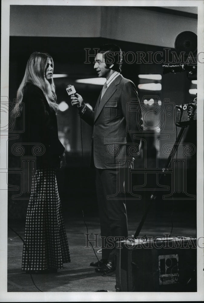 Load image into Gallery viewer, 1972 Press Photo Channel 12's Bob Viverito, interviewing Linda Koening
