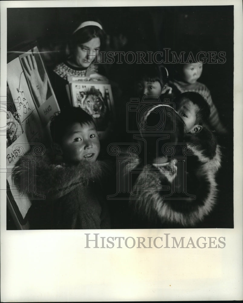 1970 Press Photo Betsy Reevee teaches kindergarten at village of Hooper&#39;s Bay - Historic Images