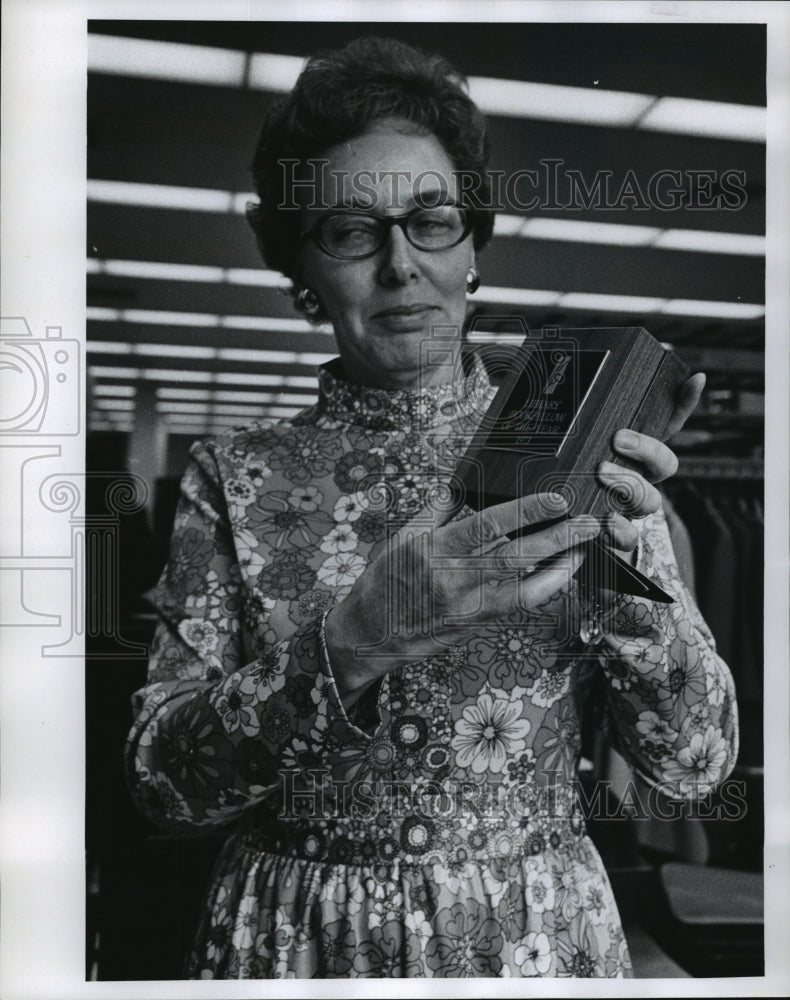 1973 Press Photo Mrs. Dorcas Vlcansky receives Bookfellow award- Historic Images