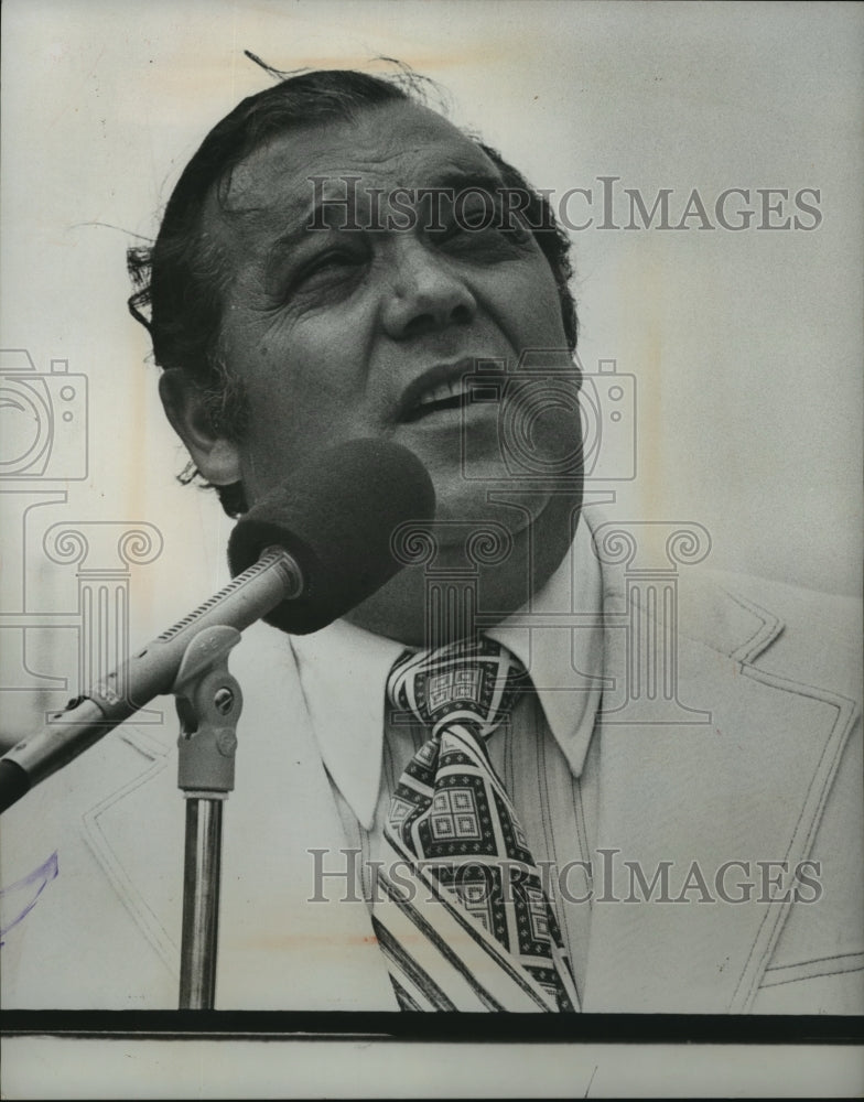 Load image into Gallery viewer, 1973 Press Photo Mark Azzolina, director of the Kids From Wisconsin - mja10359
