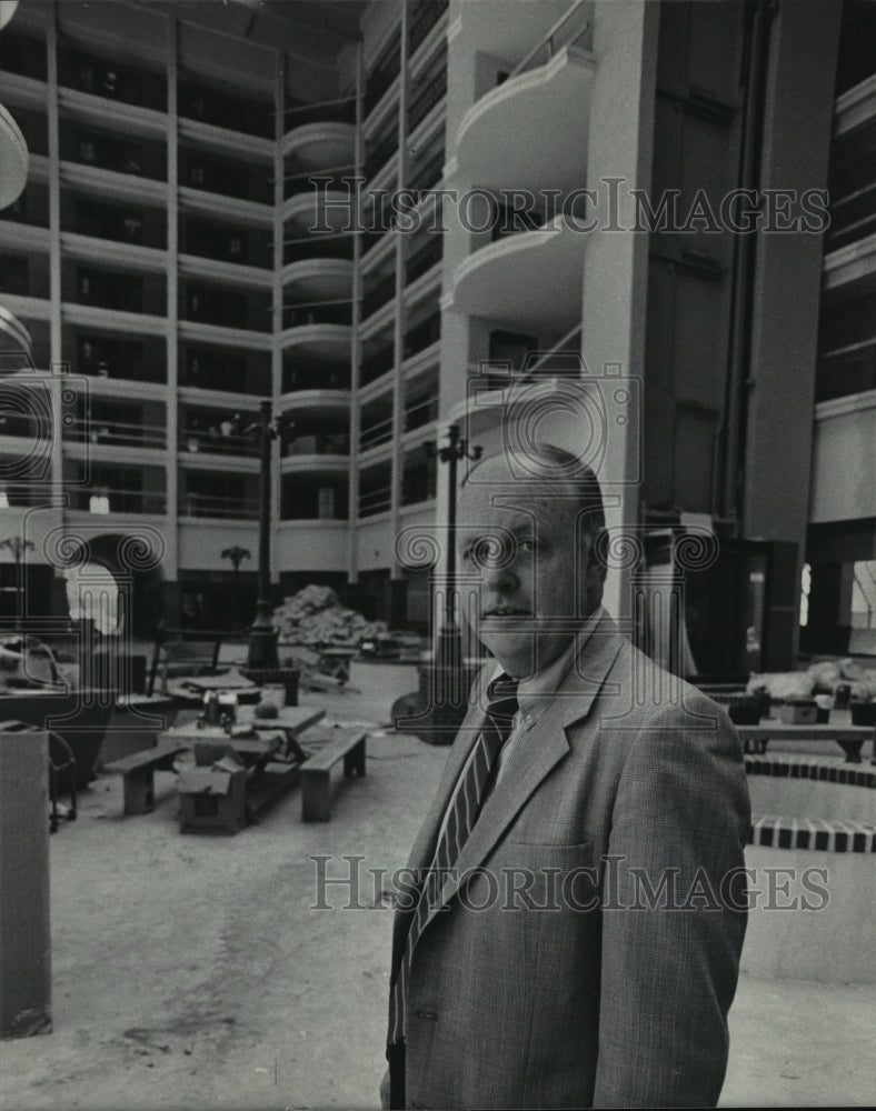 1985 Press Photo Warren Barberg in the courtyard of Embassy Suites in Green Bay- Historic Images