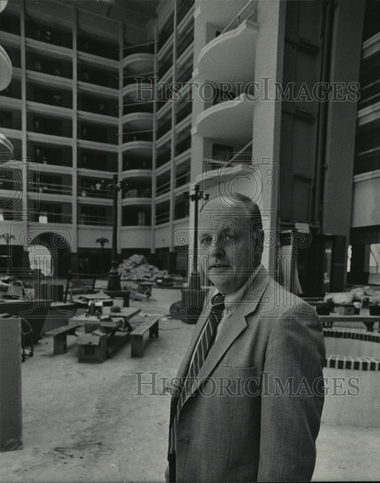 1985 Press Photo Warren Barberg in the courtyard of Embassy Suites in Green Bay- Historic Images