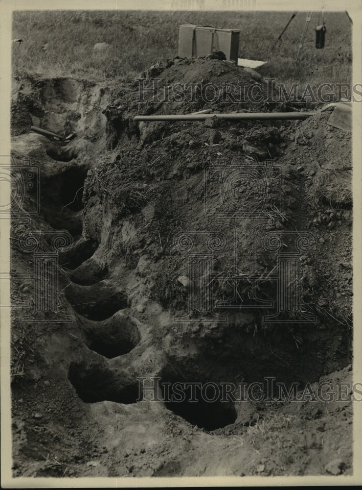 1927 Press Photo City of Aztalan, puts holes for the Cedar log stockade- Historic Images
