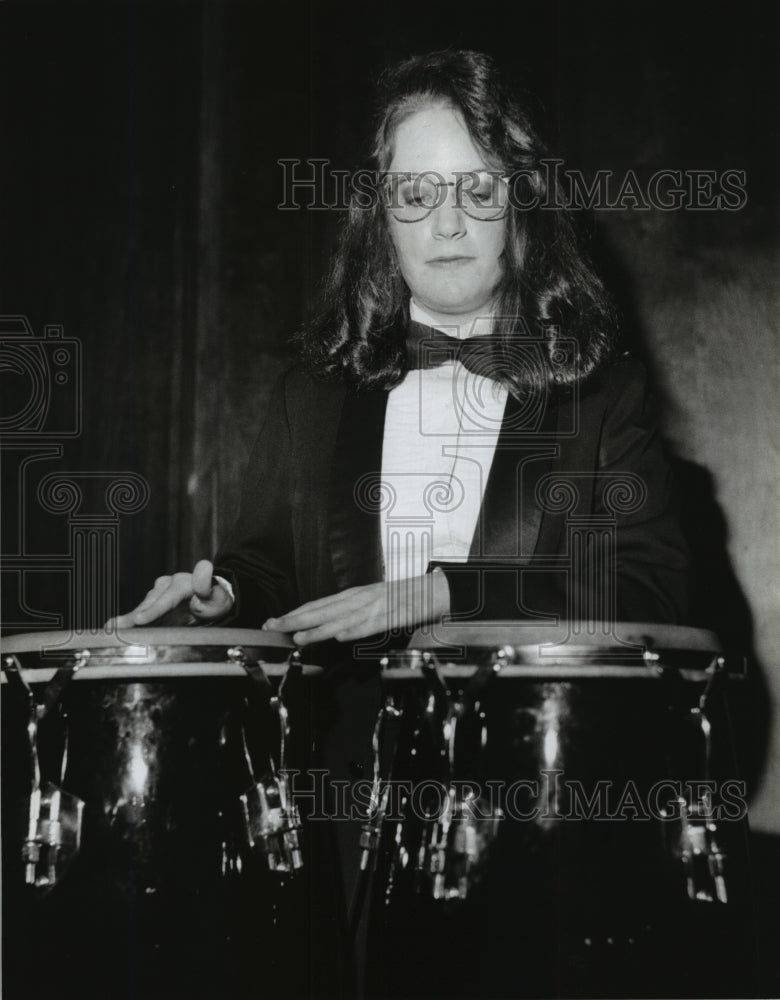  Press Photo Krista Hobl warms up on bongo drums- Historic Images