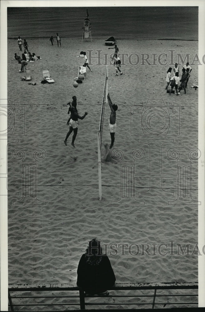 1989 Press Photo Volleyball players at Bradford Beach - mja10479- Historic Images