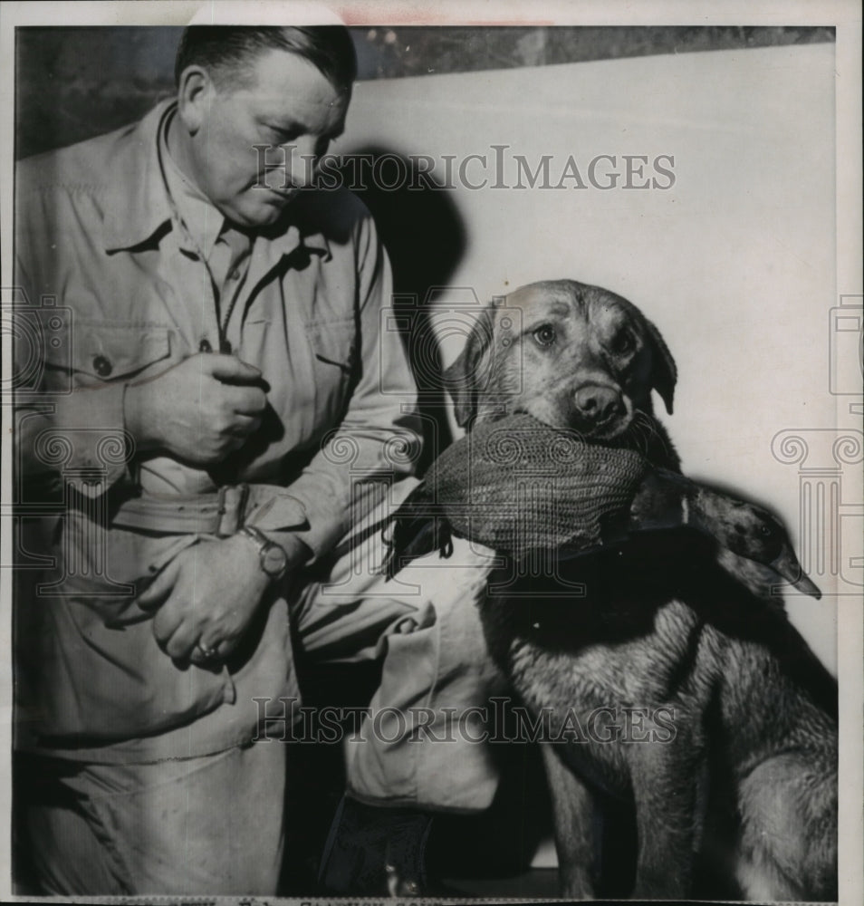 1963 Press Photo Orin Benson with Fritz, a retriever and a duck - mja10491- Historic Images