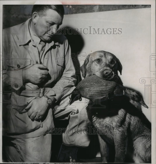 1963 Press Photo Orin Benson with Fritz, a retriever and a duck - mja10491- Historic Images