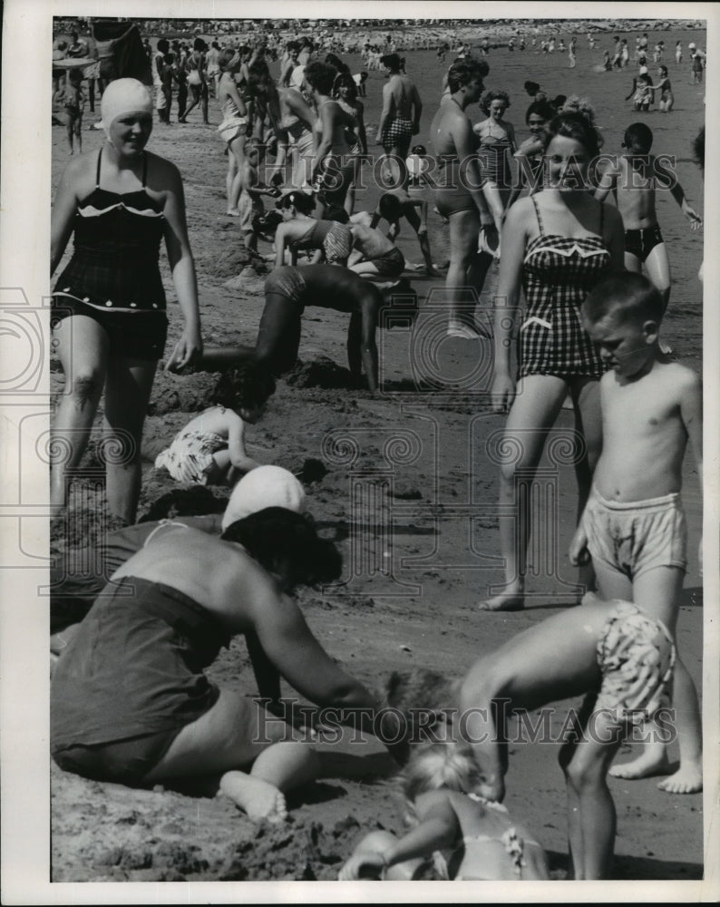 1957 Press Photo Bradford Beach head and cooled off in Lake Michigan- Historic Images