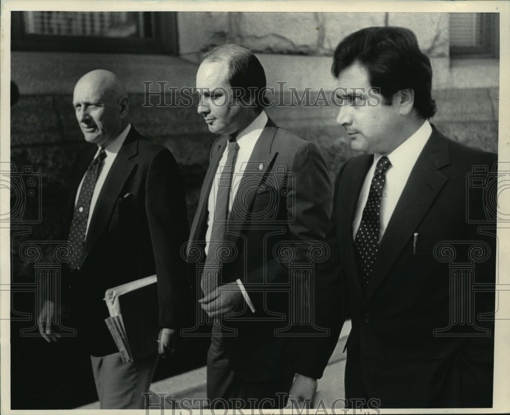 1984 Press Photo Joseph &amp; John Balistrieri entered the Federal Courthouse- Historic Images