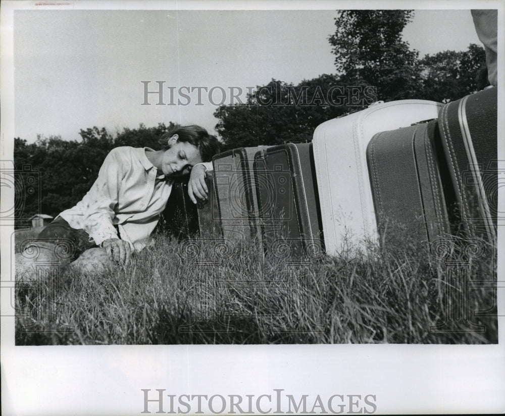 1966 Press Photo VISTA worker Jane Enright resting - mja10617- Historic Images