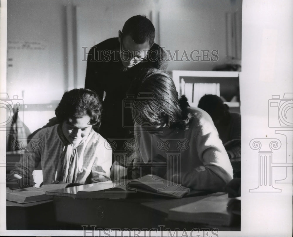 1970 Press Photo Gary Barclay during his evening adult education class- Historic Images