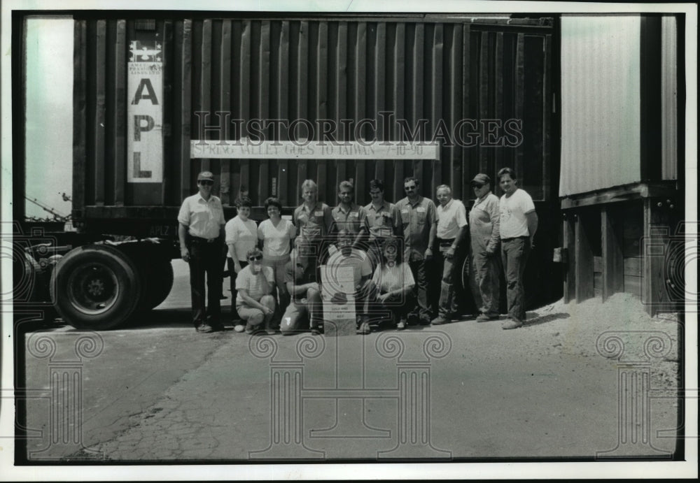 1990 Press Photo Vogel Seed &amp; Fertilizer Inc. employees pose with turf products- Historic Images