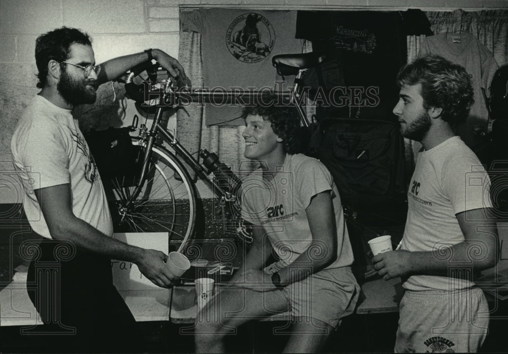 1985 Press Photo Gary Hodel, Paul Voit &amp; Al Graff return from long bicycle trip- Historic Images