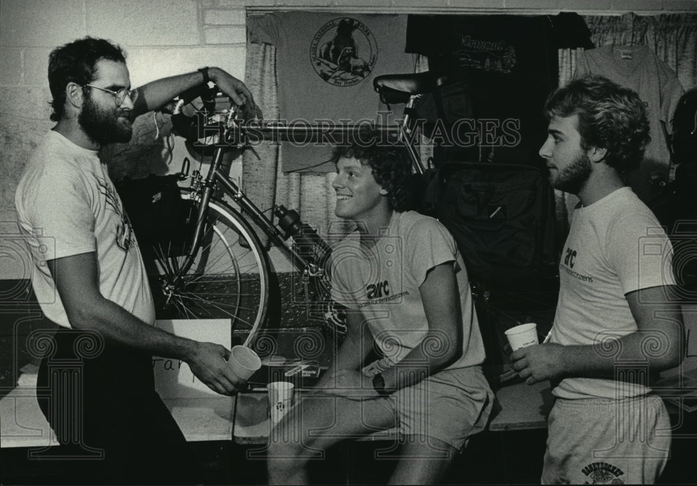 1985 Press Photo Gary Hodel, Paul Voit & Al Graff return from long bicycle trip- Historic Images